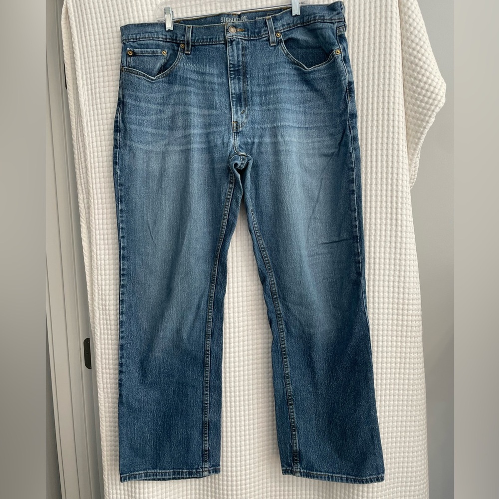 Men’s Signature by Levi Strauss Relaxed Fit Blue Jeans. Size 40x32.